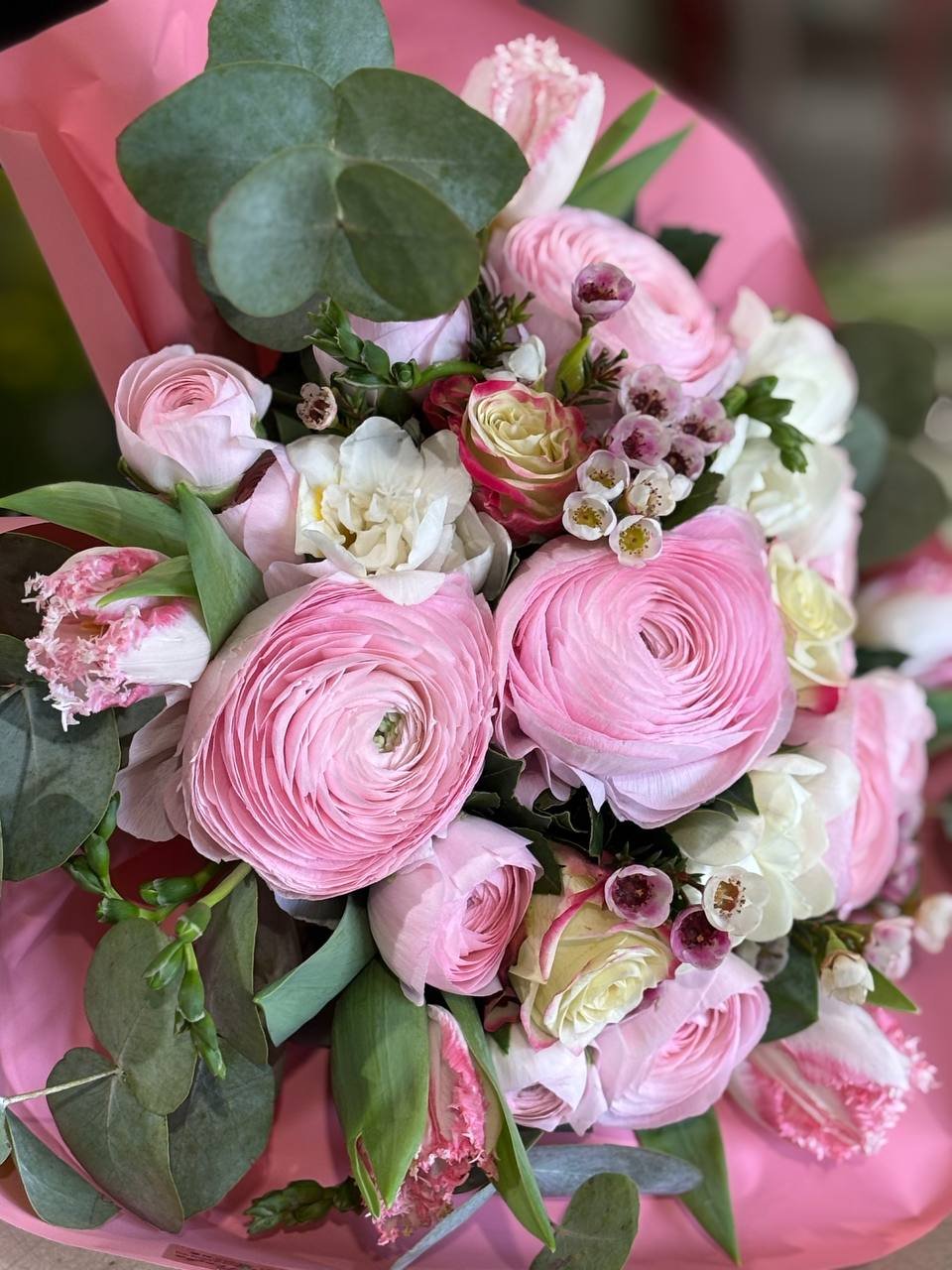 Bouquet di ranuncoli rosa e rose bianche – composizione artigianale Fiori nel Tempo