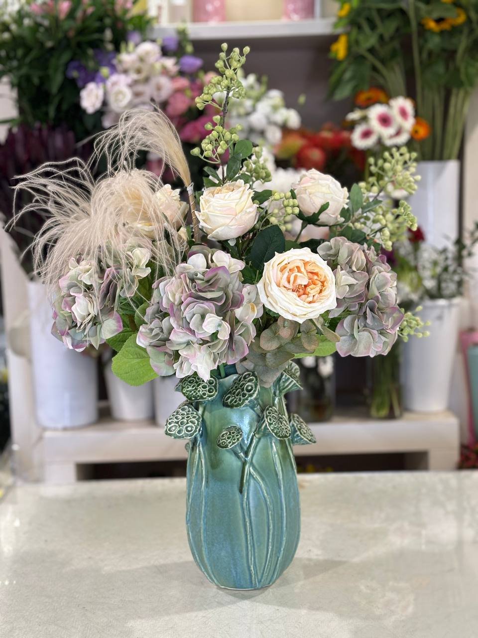 Composizione EDG in vaso ceramica turchese con ortensie e rose – Fiori nel Tempo Ponte a Egola