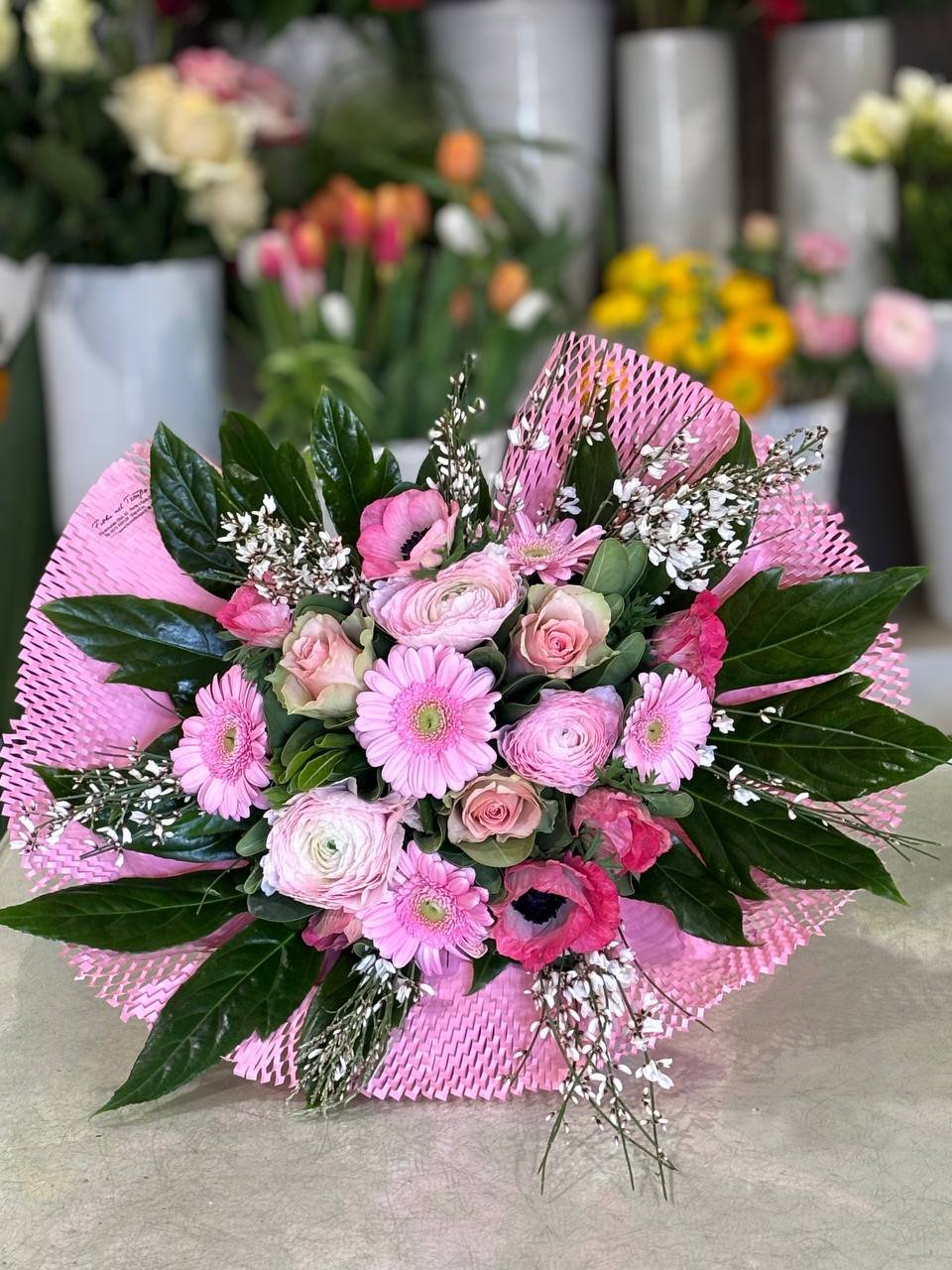 Bouquet primaverile con gerbere rosa, ranuncoli e anemoni – Fiori nel Tempo