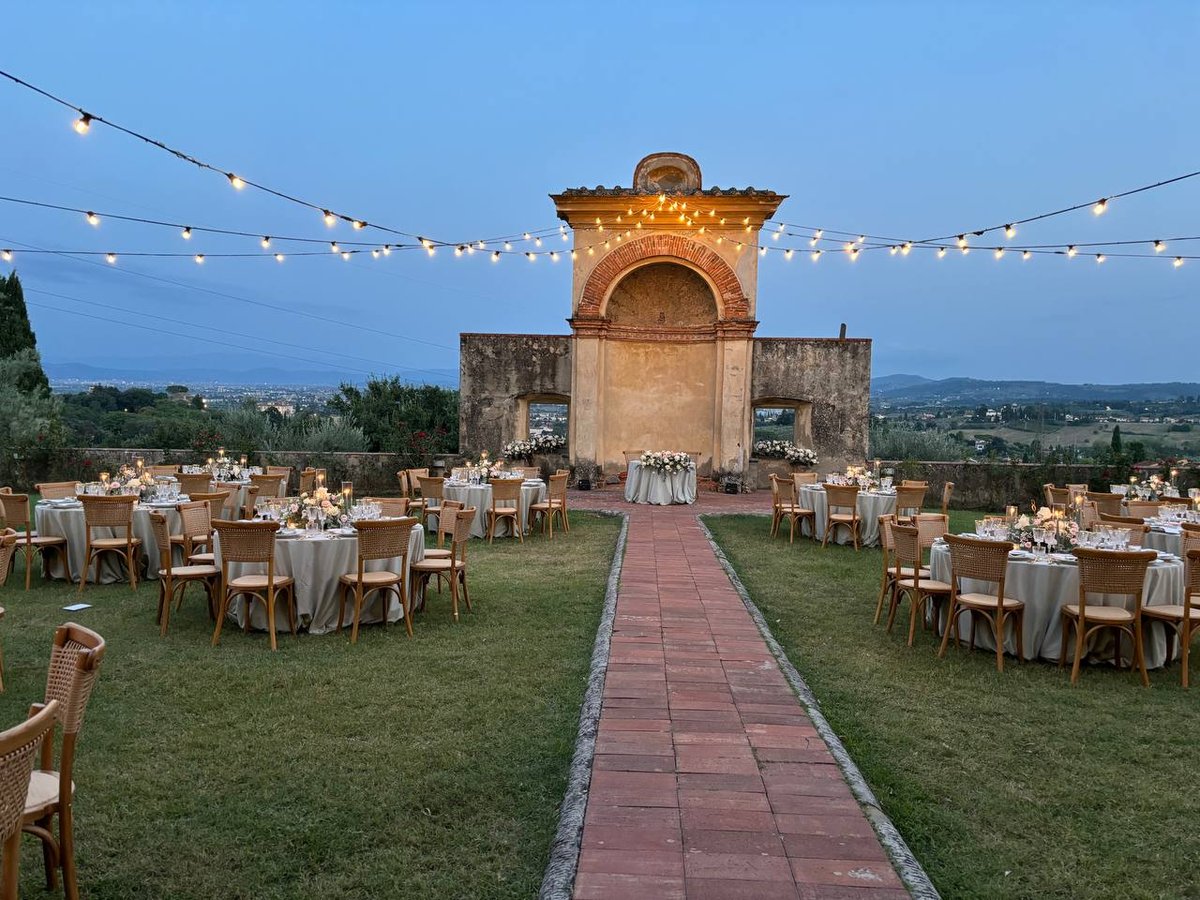 Allestimento matrimonio in villa toscana con luci e fiori – Fiori nel Tempo