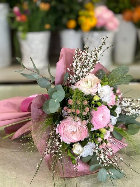 Bouquet di ranuncoli rosa con carta rosa – Fiori nel Tempo