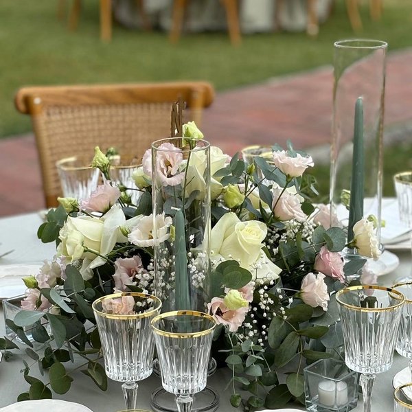Allestimento matrimonio in Toscana al tramonto – colline e tavoli con fiori